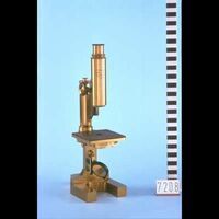 Voorwerpen\7200\7208.jpg; V07208; ; Samengestelde microscoop met kistCompound microscope with box